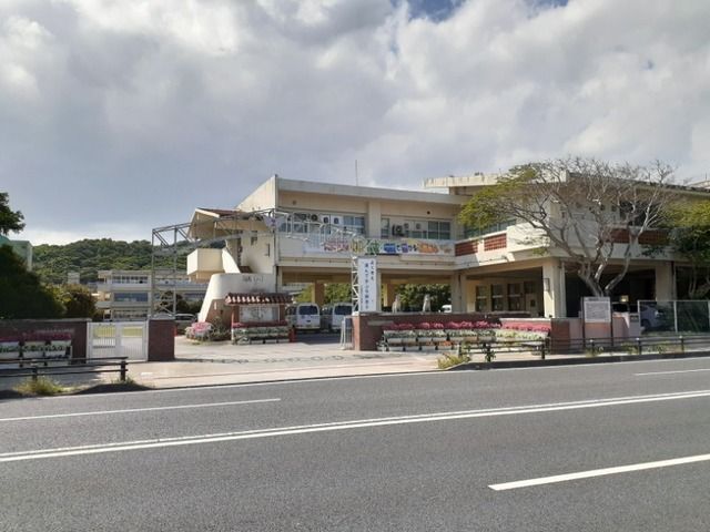 近くの与那原小学校まで620m(徒歩8分)