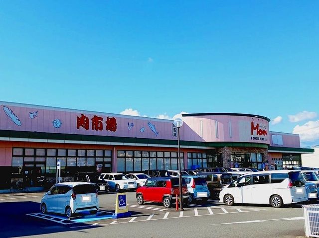 近くのフードマーケットマム富士厚原店まで800m（徒歩10分）