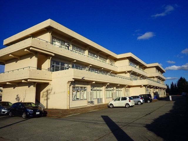 近くの砺波市立庄南小学校まで1,100m（徒歩14分）