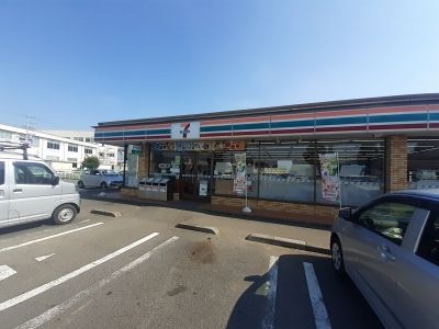 近くのセブンイレブン伊勢崎日乃出町店まで450m（徒歩6分）