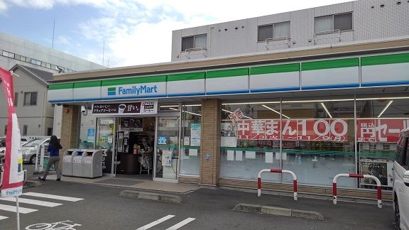 近くのファミリーマートまで850m（徒歩11分）