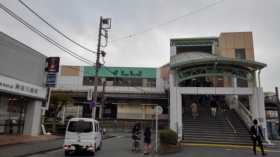近くの鴨居駅まで1,600m（徒歩20分）