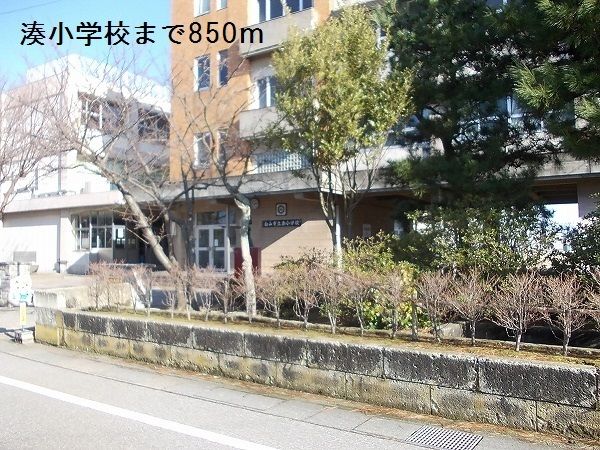 近くの小学校まで850m（徒歩11分）