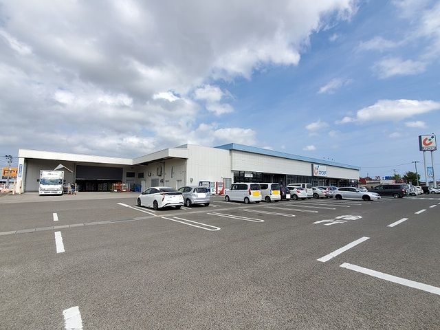 近くのドラッグストアまで750m（徒歩10分）