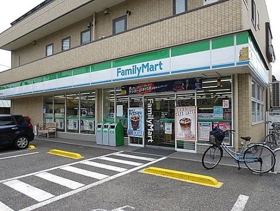 近くのファミリーマート六浦四丁目店まで281m（徒歩4分）