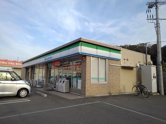近くのファミリーマート関戸店様まで1,000m（徒歩13分）