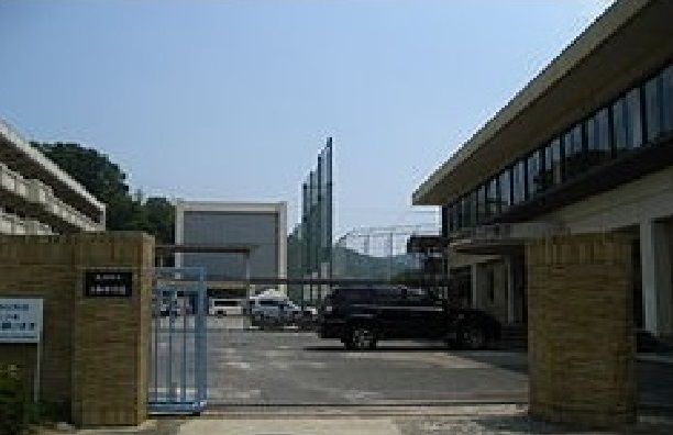近くの三和中学校まで1,900m(徒歩24分)