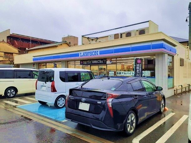 近くのローソン和歌山出口甲賀丁店様まで400m（徒歩5分）