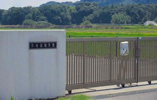 近くの仁比山保育園まで890m（徒歩12分）