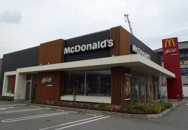近くのマクドナルドまで800m（徒歩10分）