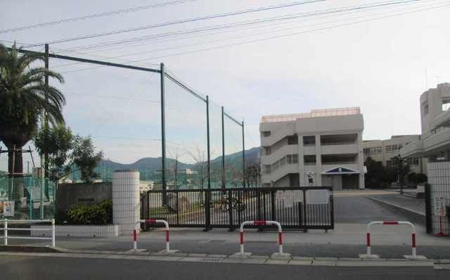 近くの玄洋小学校まで900m(徒歩12分)