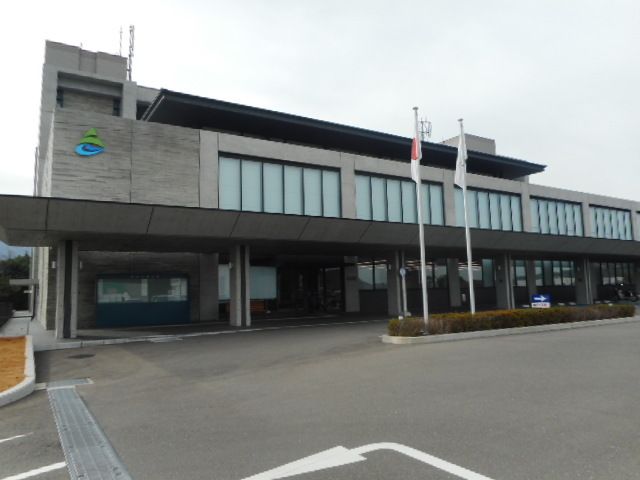 近くの海南市役所様まで2,000m（徒歩25分）