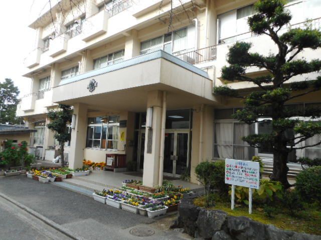 近くの巽小学校様まで550m（徒歩7分）