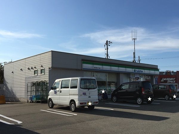 近くのファミリーマートまで600m(徒歩8分)