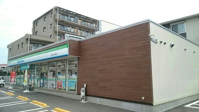 近くのファミリーマートまで200m(徒歩3分)