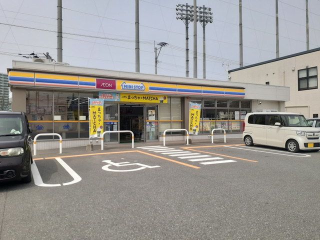 近くのミニストップ女原店まで250m（徒歩4分）