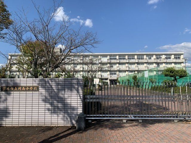 近くの周南中学校まで850m（徒歩11分）