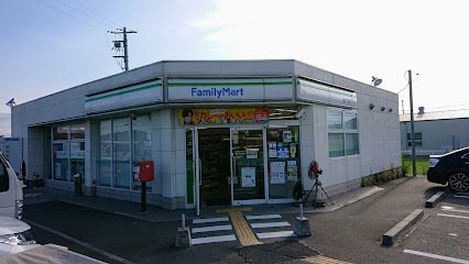 近くのコンビニまで700m（徒歩9分）