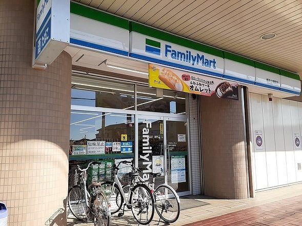 近くのファミリーマートまで450m（徒歩6分）