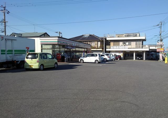 近くのセブンイレブン竹松本町店まで450m（徒歩6分）