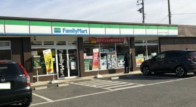 近くのファミリーマートまで190m（徒歩3分）
