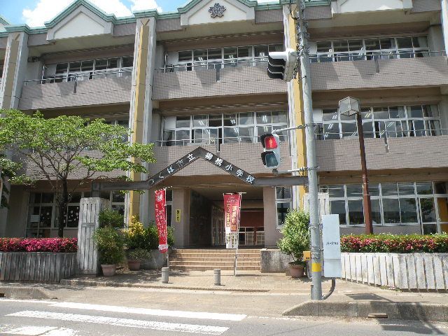 近くの柳橋小学校まで700m（徒歩9分）