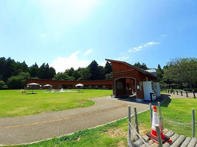 近くの新潟県立大潟水と森公園まで1,300m（徒歩17分）