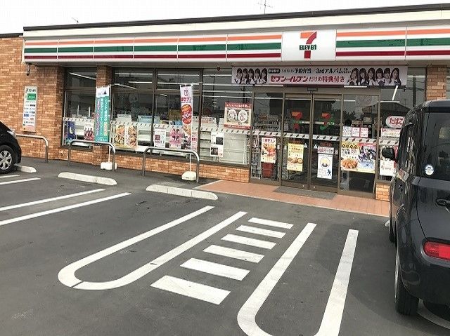 近くのセブンイレブン小見店まで1,900m（徒歩24分）