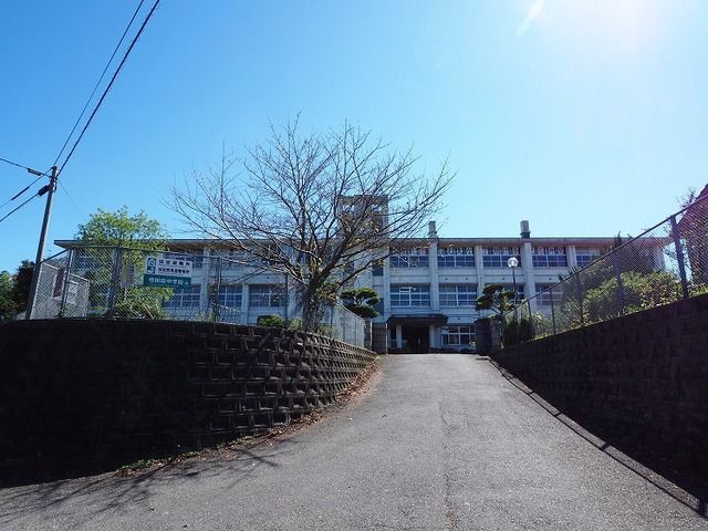 近くの田川市立　弓削田中学校まで1,300m（徒歩17分）