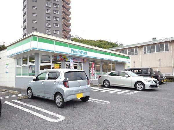 近くのファミリマート諫早栄田店まで750m（徒歩10分）