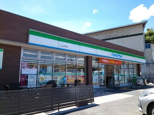 近くのファミリーマート様まで210m（徒歩3分）