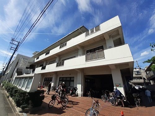 近くの京都市左京図書館まで350m（徒歩5分）