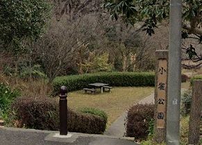 近くの小雀公園まで83m（徒歩2分）