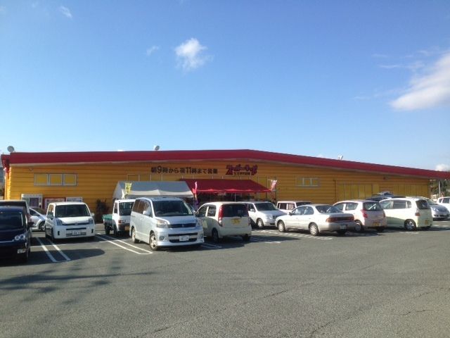 近くのスーパーキッド築地店まで700m（徒歩9分）