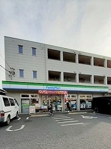 近くのファミリーマート赤塚2丁目店まで230m（徒歩3分）