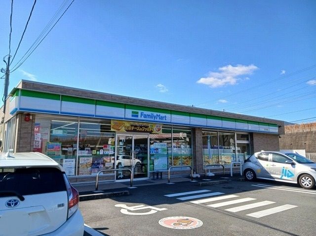 近くのファミリーマート富士松岡店まで400m（徒歩5分）