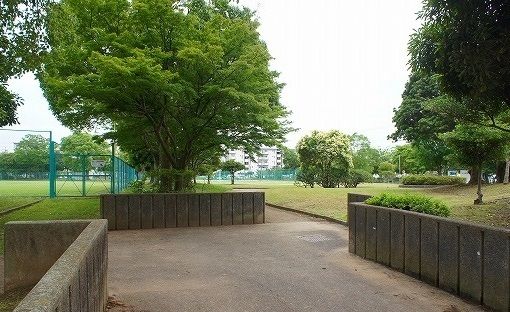 近くの古市場公園まで600m(徒歩8分)