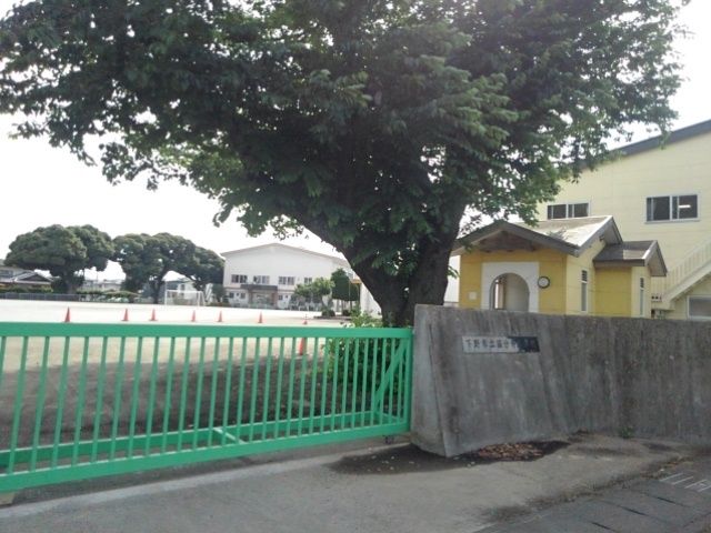 近くの下野市立国分寺小学校まで100m（徒歩2分）