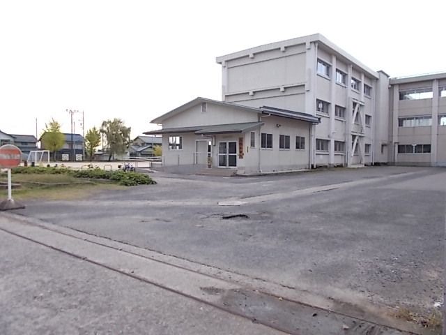 近くの岐阜市立且格小学校まで300m(徒歩4分)