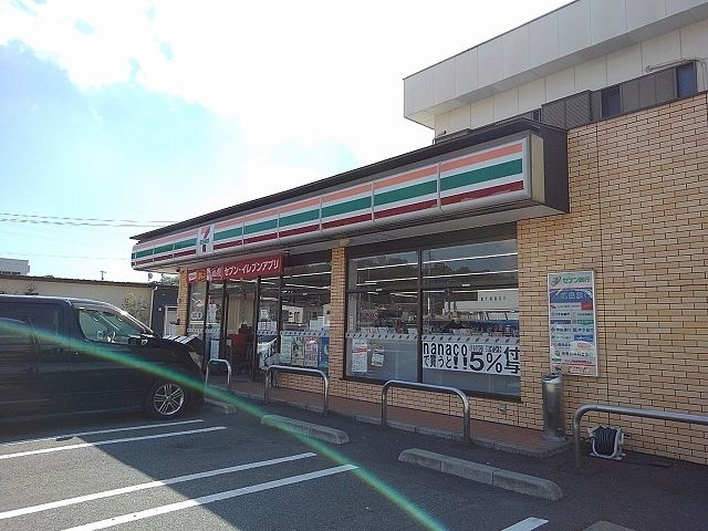 近くのコンビニまで950m（徒歩12分）