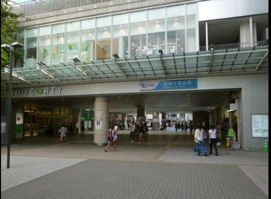 近くの成城学園前駅まで2,600m（徒歩33分）