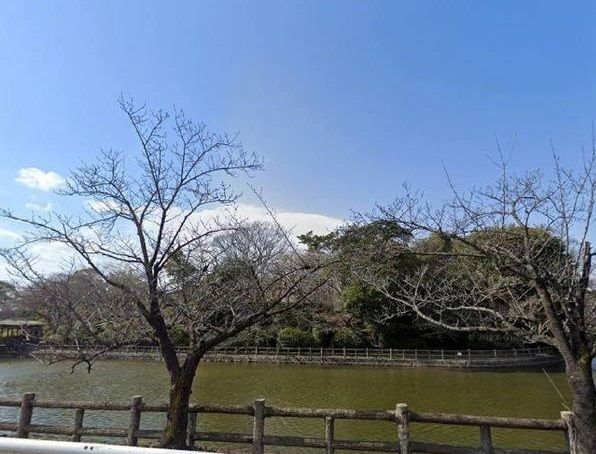 近くの亀城公園まで1,200m(徒歩15分)