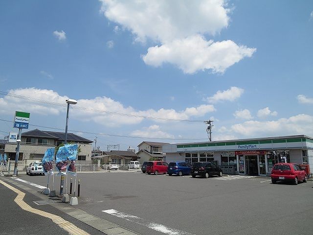 近くのファミリーマートまで1,300m(徒歩17分)