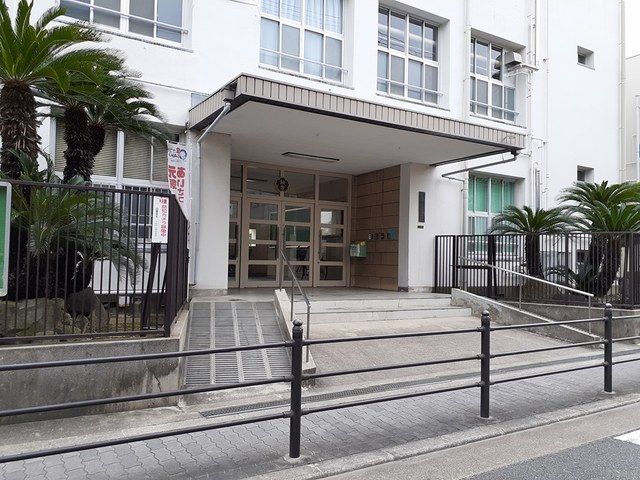 近くの林寺小学校まで272m（徒歩4分）