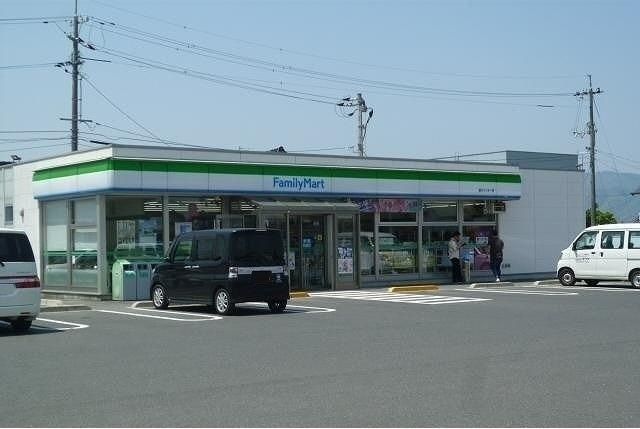 近くのファミリーマート斐川インター店まで850m（徒歩11分）