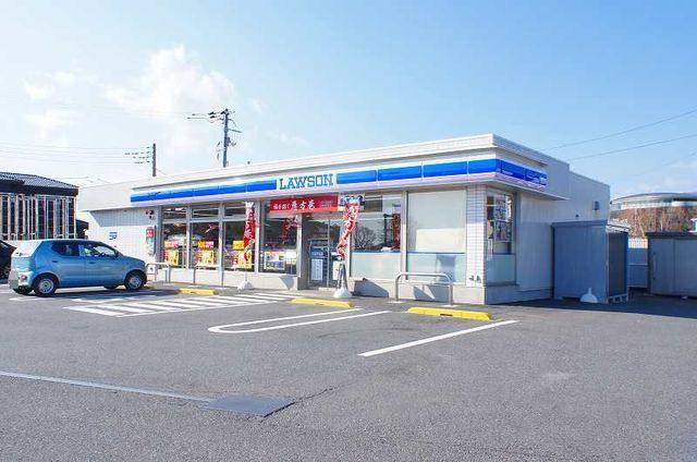 近くのローソン渋川半田東店まで450m（徒歩6分）