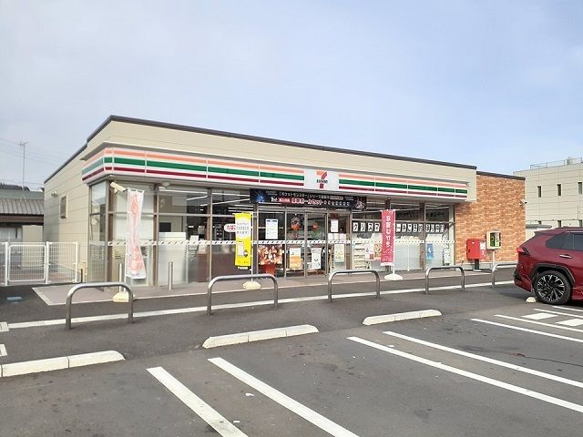 近くのコンビニまで630m（徒歩8分）