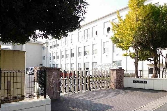 近くの小高原小学校まで700m(徒歩9分)