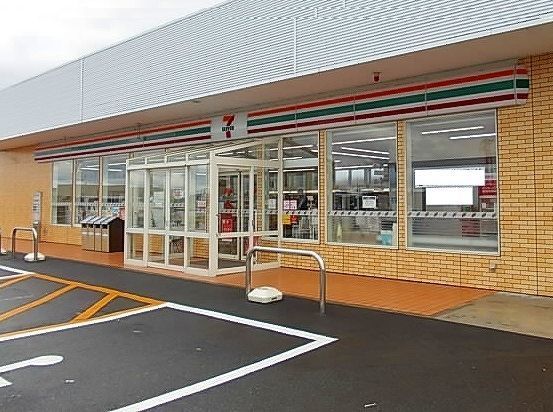 近くのセブンイレブン由利本荘荒町店まで300m（徒歩4分）