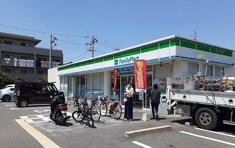 近くのファミリーマート様まで400m（徒歩5分）